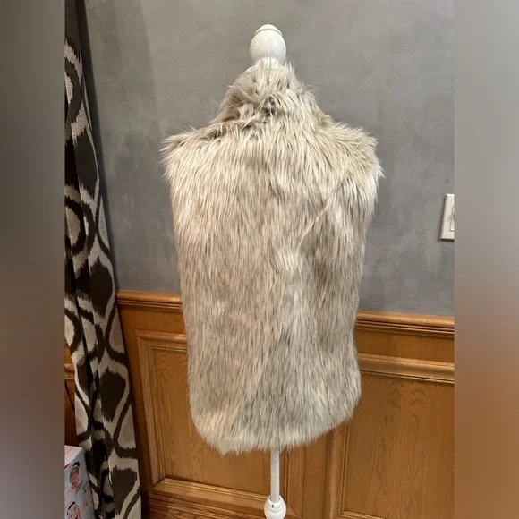 Faux Fur Vest women’s size Small. Great condition. - Picture 3 of 4